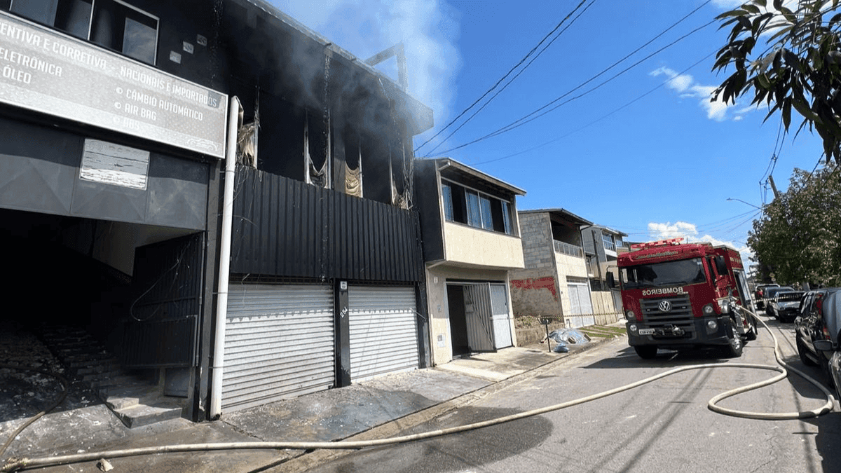 Veículo pega fogo e incendio se espalha por oficina mecânica em São José dos Campos