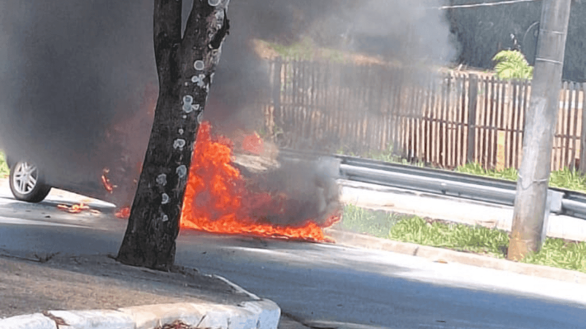 Incêndio em veículo mobiliza Corpo de Bombeiros em Taubaté