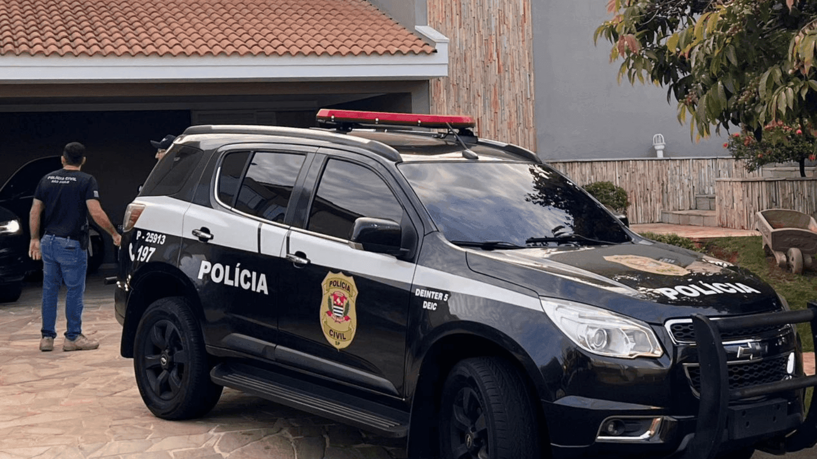 O mandado foi cumprido em um condomínio de luxo na cidade