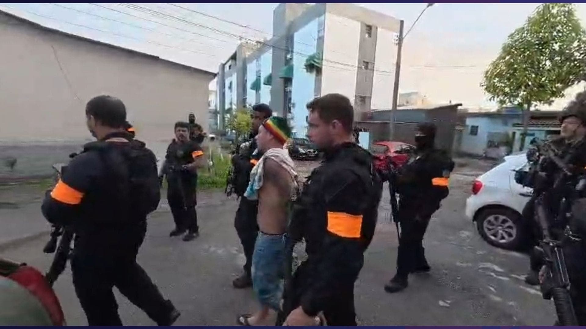 Os bandidos da região promovem o fechamento de vias, exploram ilegalmente serviços básicos e promovem a disputa territorial com outras facções
