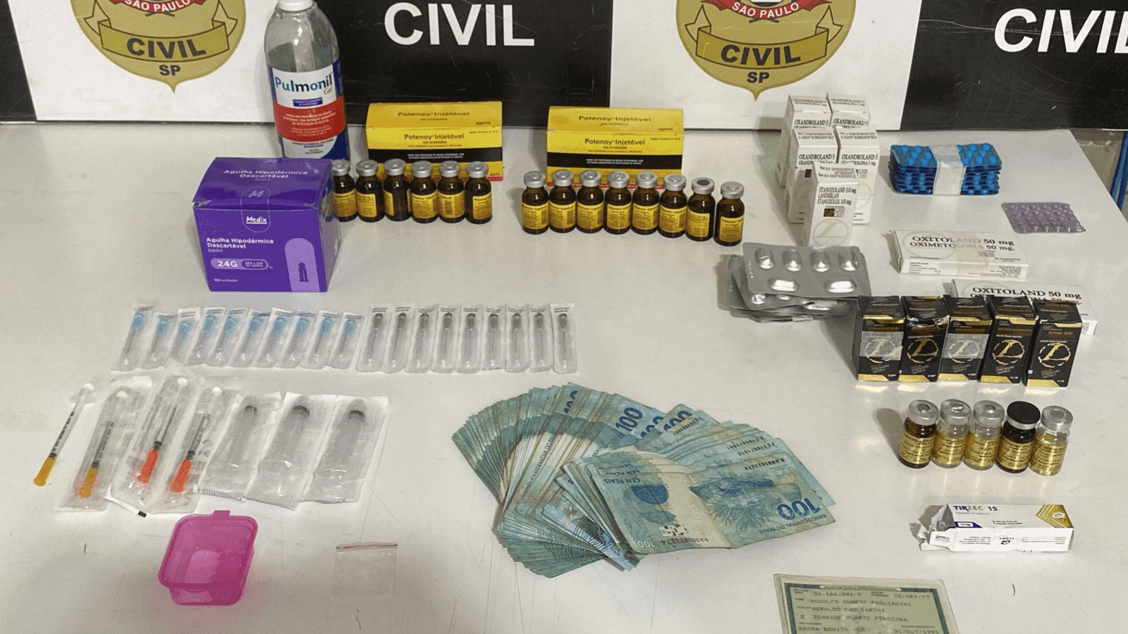 Os policiais apreenderam também cerca de R$ 15 mil em dinheiro