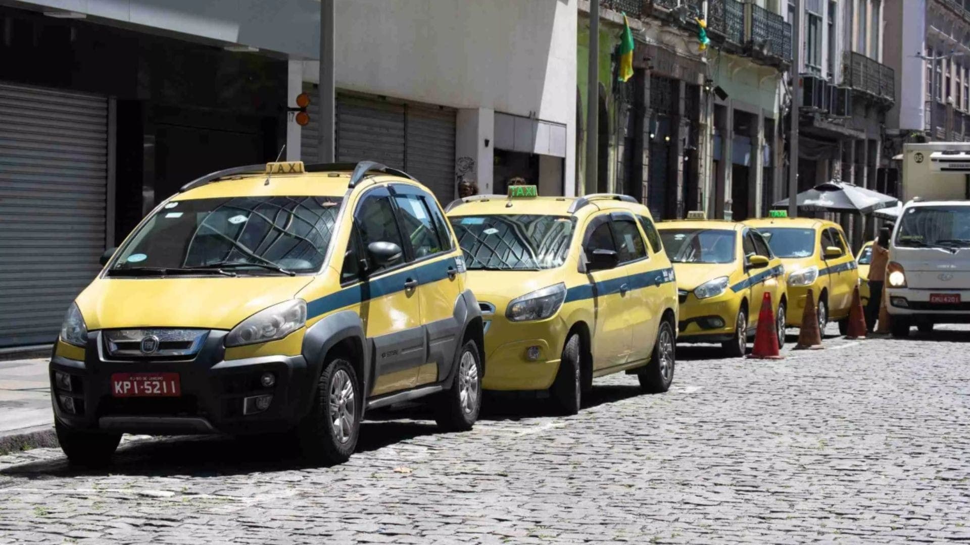 Taxistas se reúnem em protesto contra uma decisão da Justiça do Rio que determinou o retorno do limite de vida útil dos táxis na cidade