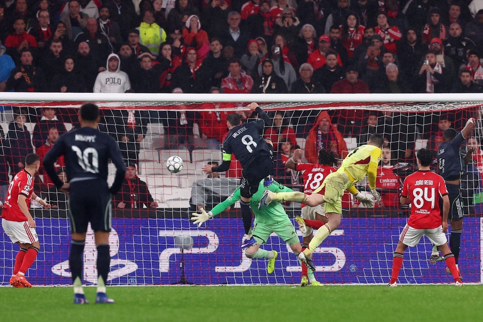 Trubin salta para marcar gol do Benfica sobre Real Madrid