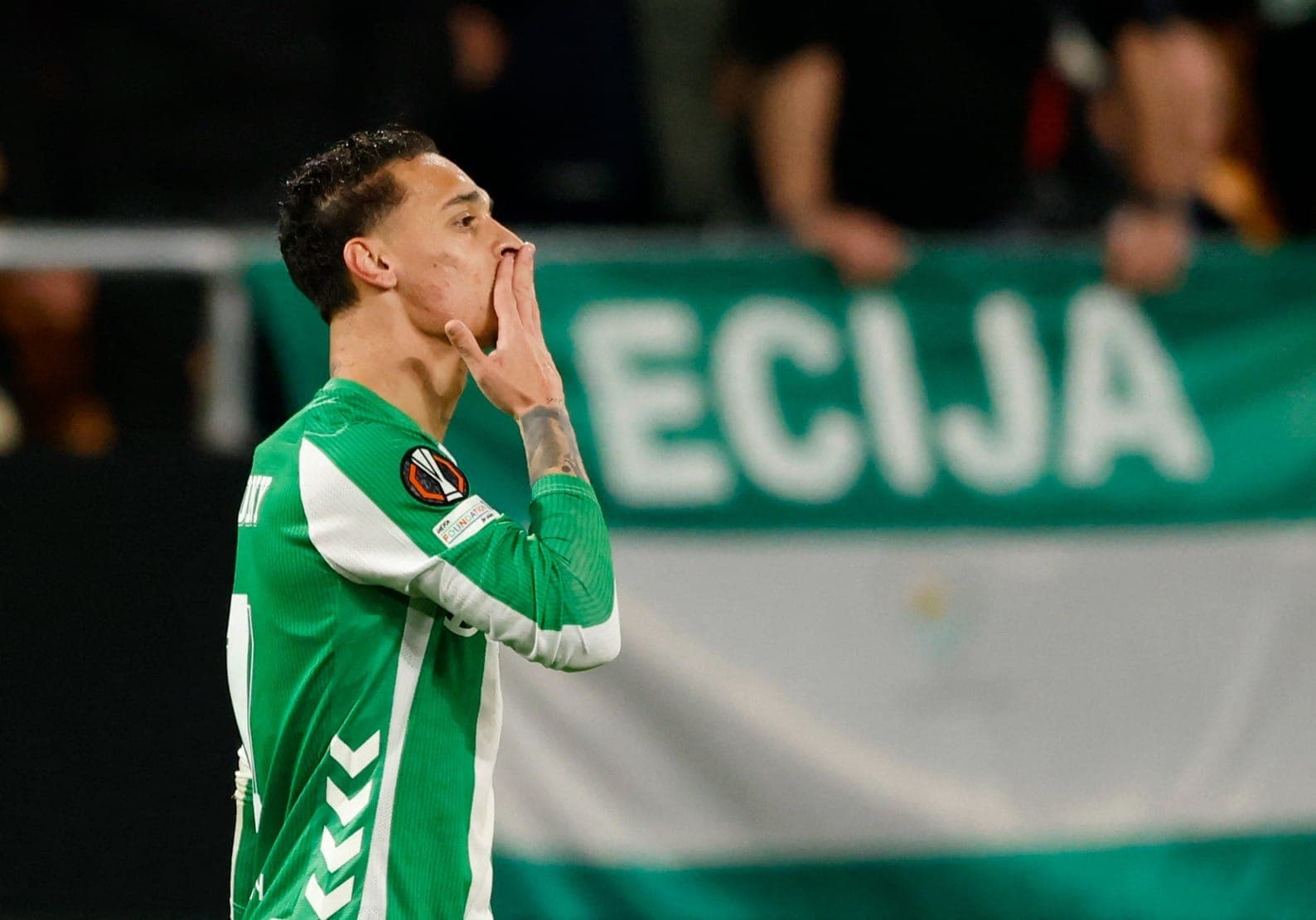 Antony comemora seu gol contra o Feyenoord, pela Liga Europa
