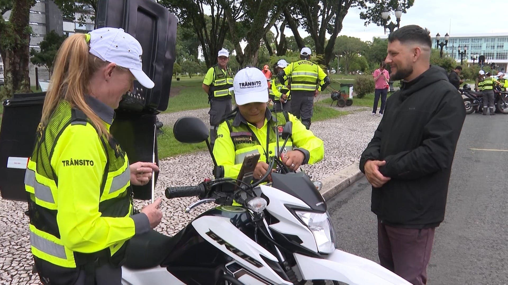 Blitz em Curitiba instala antenas corta-pipa para aumentar a segurança de motociclistas