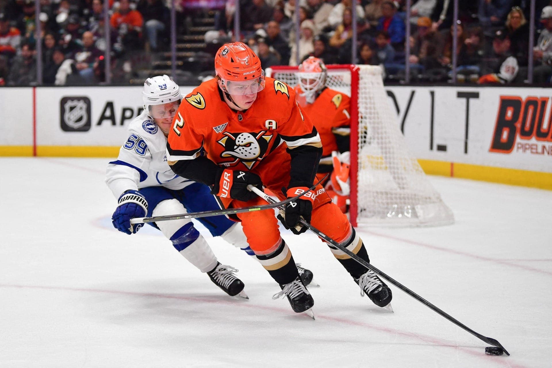 Jogadores do time Anaheim Ducks e do Tampa Bay Lightning durante disputa em Anaheim, Califórnia