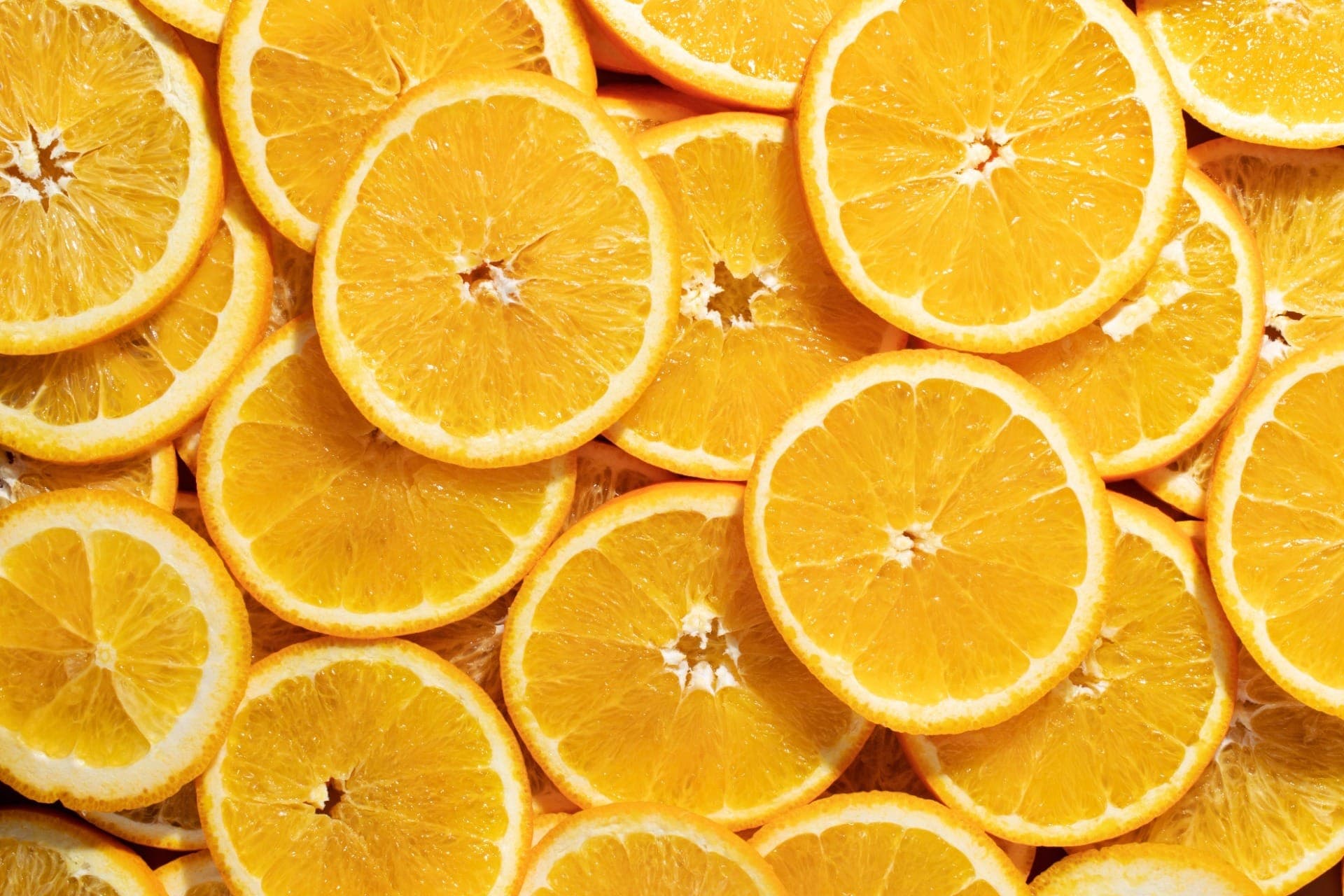 Laranja é fonte de vitamina C e rica em fibras solúveis que ajudam a reduzir a absorção de gordura pelo organismo
