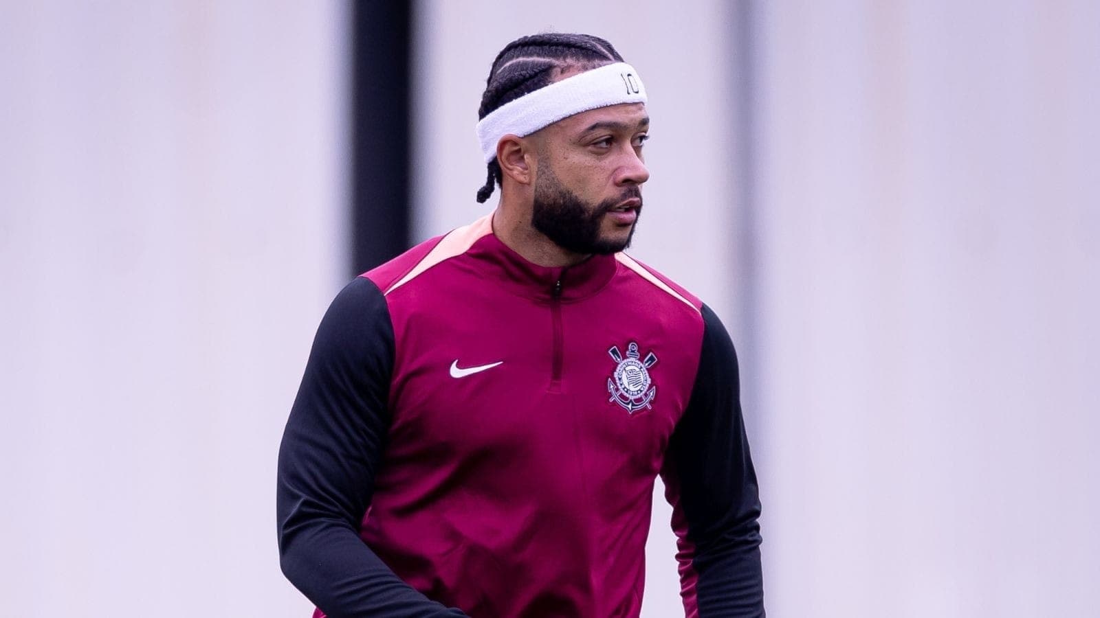 Memphis Depay em treino do Corinthians