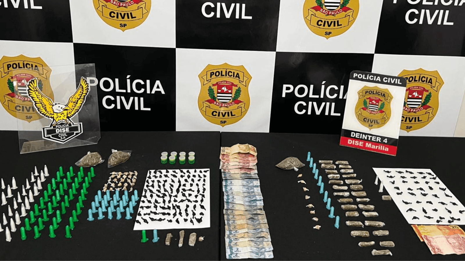 Os suspeitos estavam com várias porções de entorpecentes