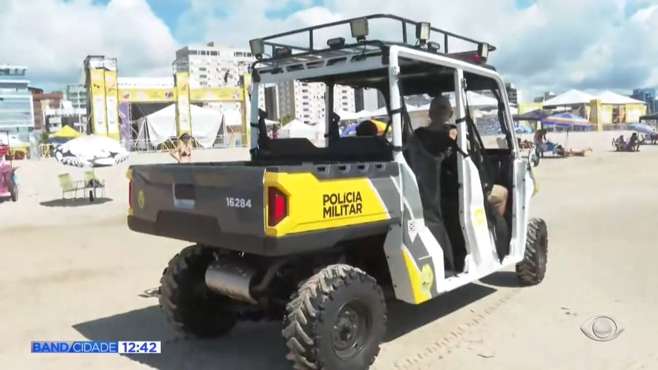 Polícia reforça patrulhamento nas praias do litoral do Paraná com veículos UTV