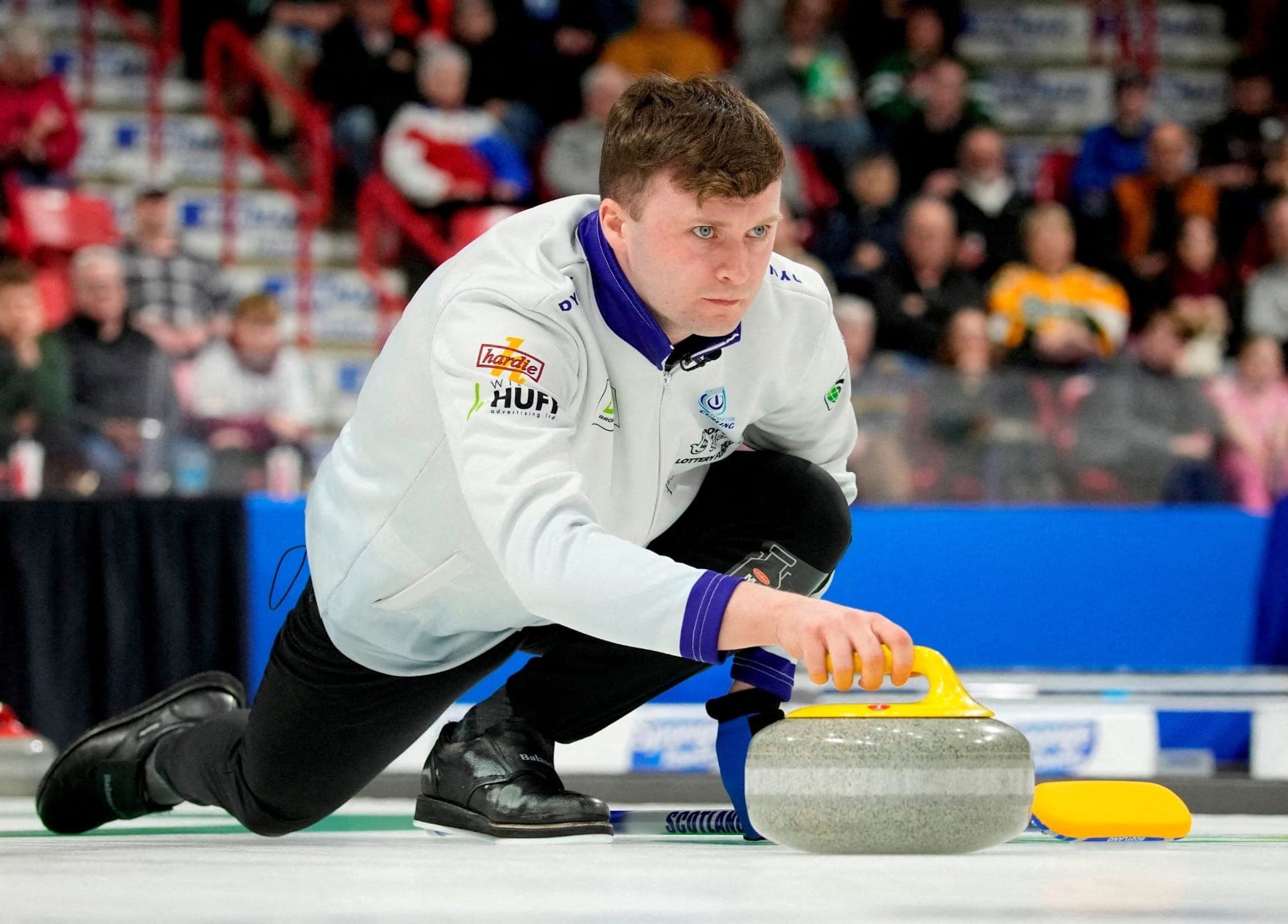 Um competidor da Escócia em disputa contra a Suíça durante o Campeonato Mundial Masculino de Curling, no Canadá