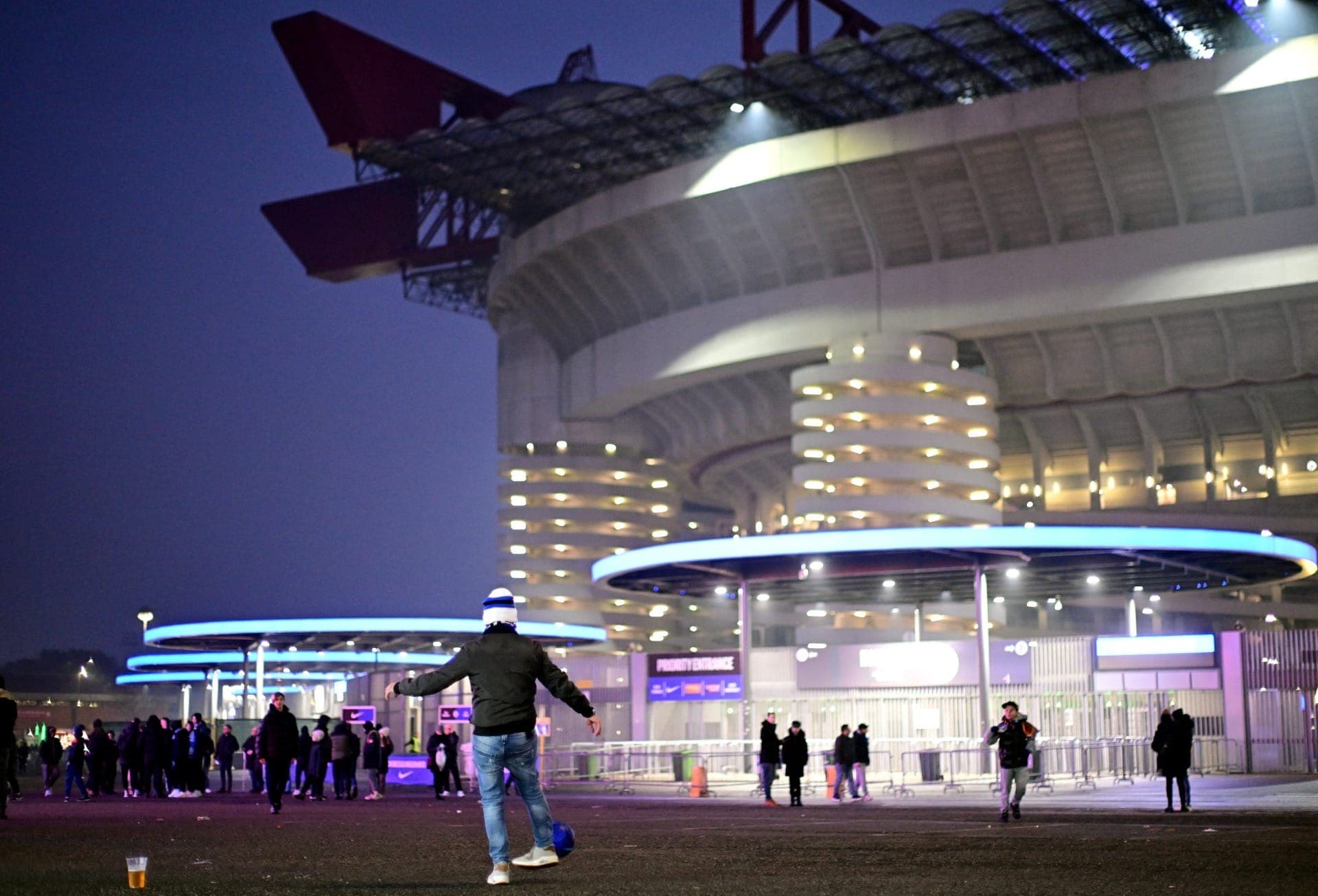 Vista externa do estádio de San Siro em Milão, Itália