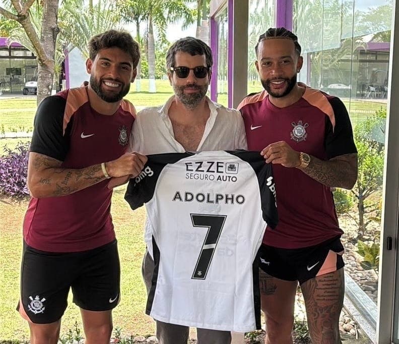 Yuri e Memphis presenteiam, em nome do Corinthians, o diretor Adolpho Veloso