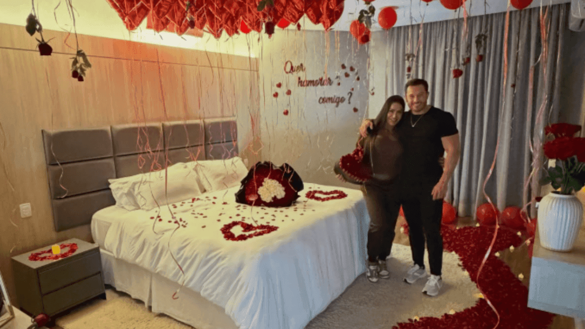 Gracyanne Barbosa oficializa namoro com Gabriel Cardoso
