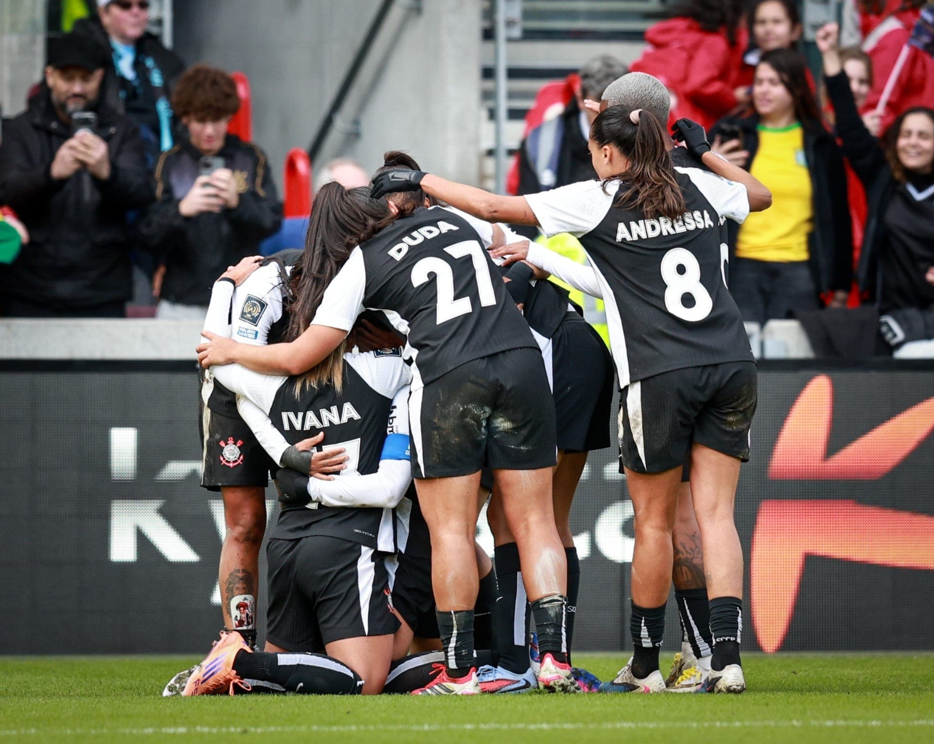 Jogadoras do Corinthians comemoram gol contra o Gotham FC no Mundial