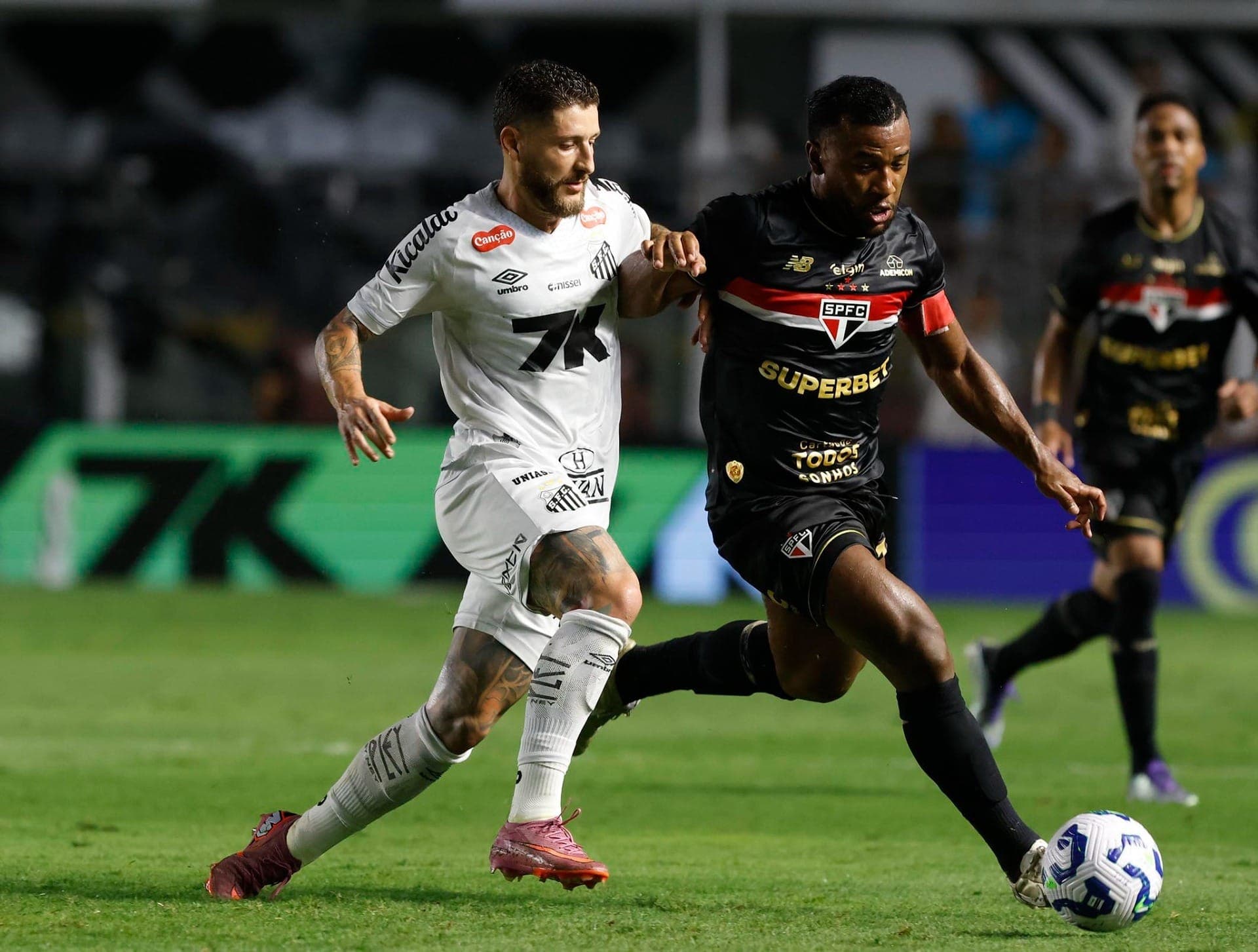 Santos e São Paulo durante confronto pelo Campeonato Brasileiro de 2025