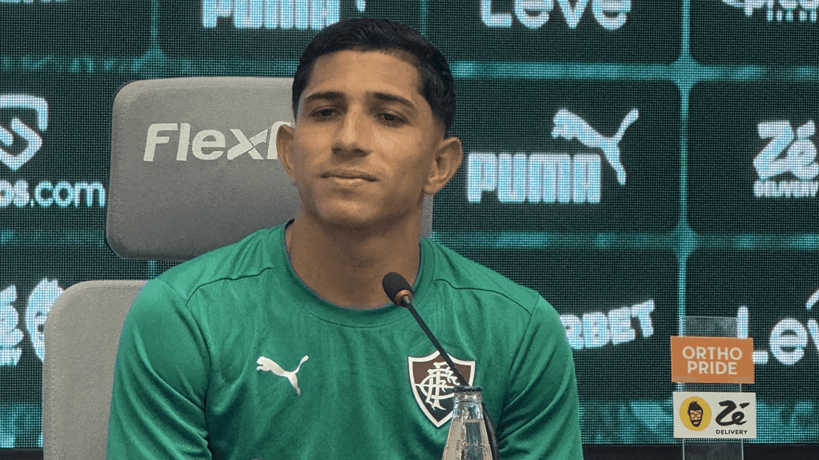 Savarino durante apresentação oficial no Fluminense