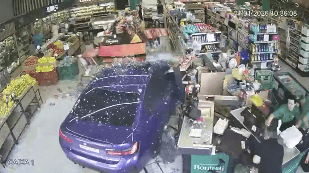 Carro invade supermercado e atinge idosa e criança em Cascavel (PR)