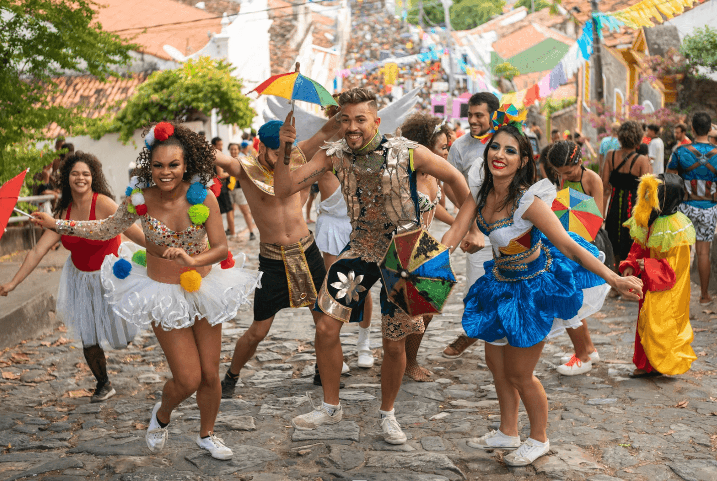 Criatividade e leitura visual fazem fantasia se destacar no bloco lotado