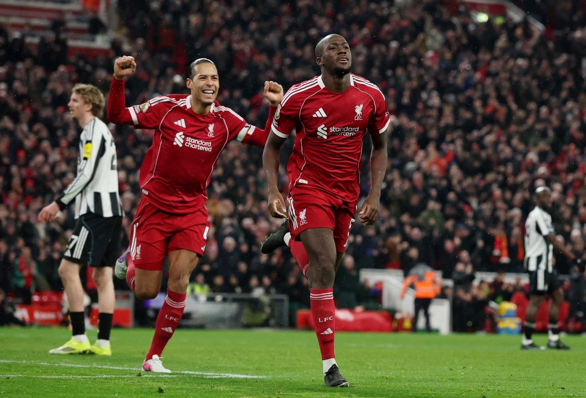 Liverpool goleia o Newcastle e sobe na Premier League