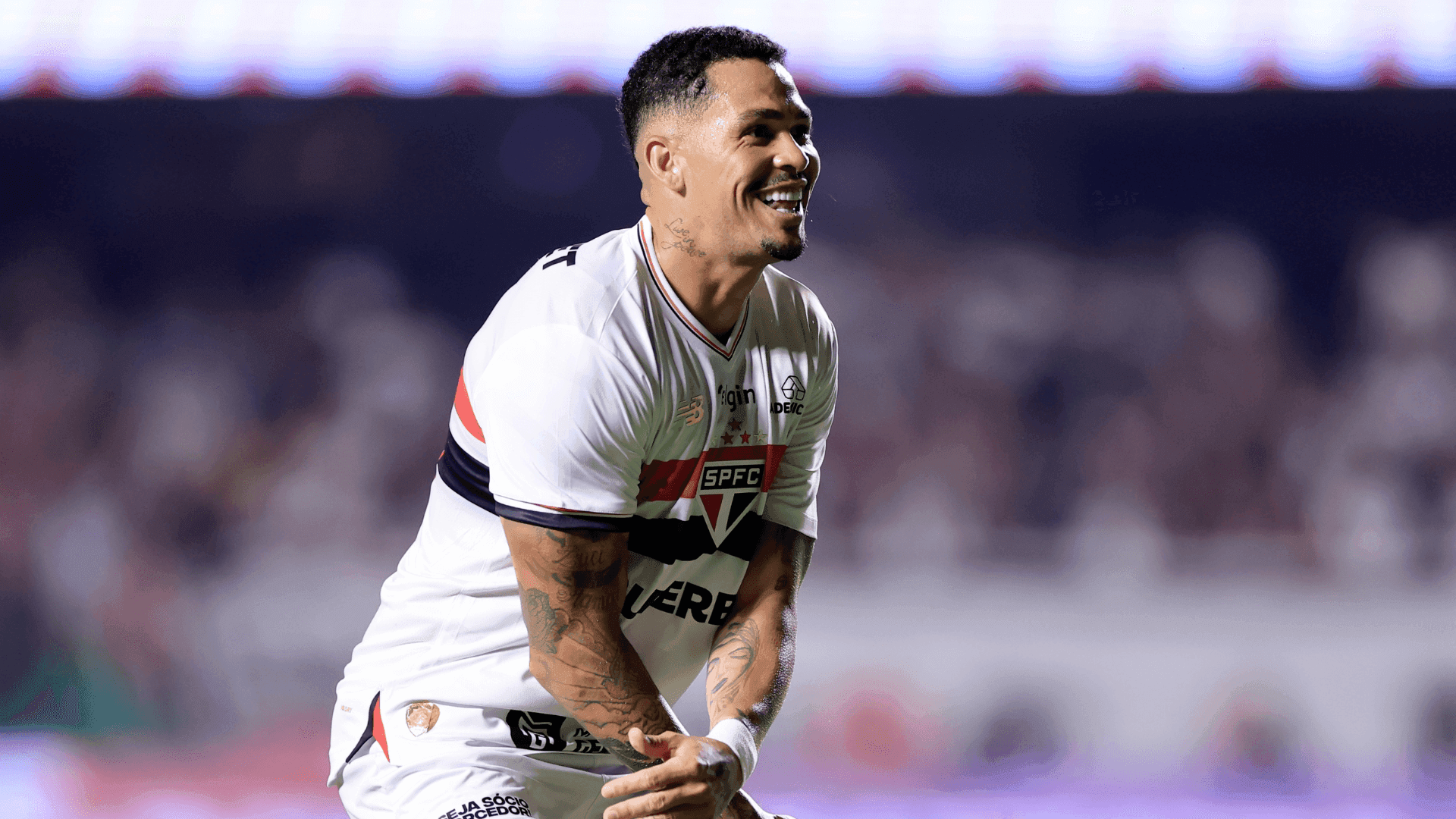 Luciano marcou o segundo gol na vitória do São Paulo sobre o Santos