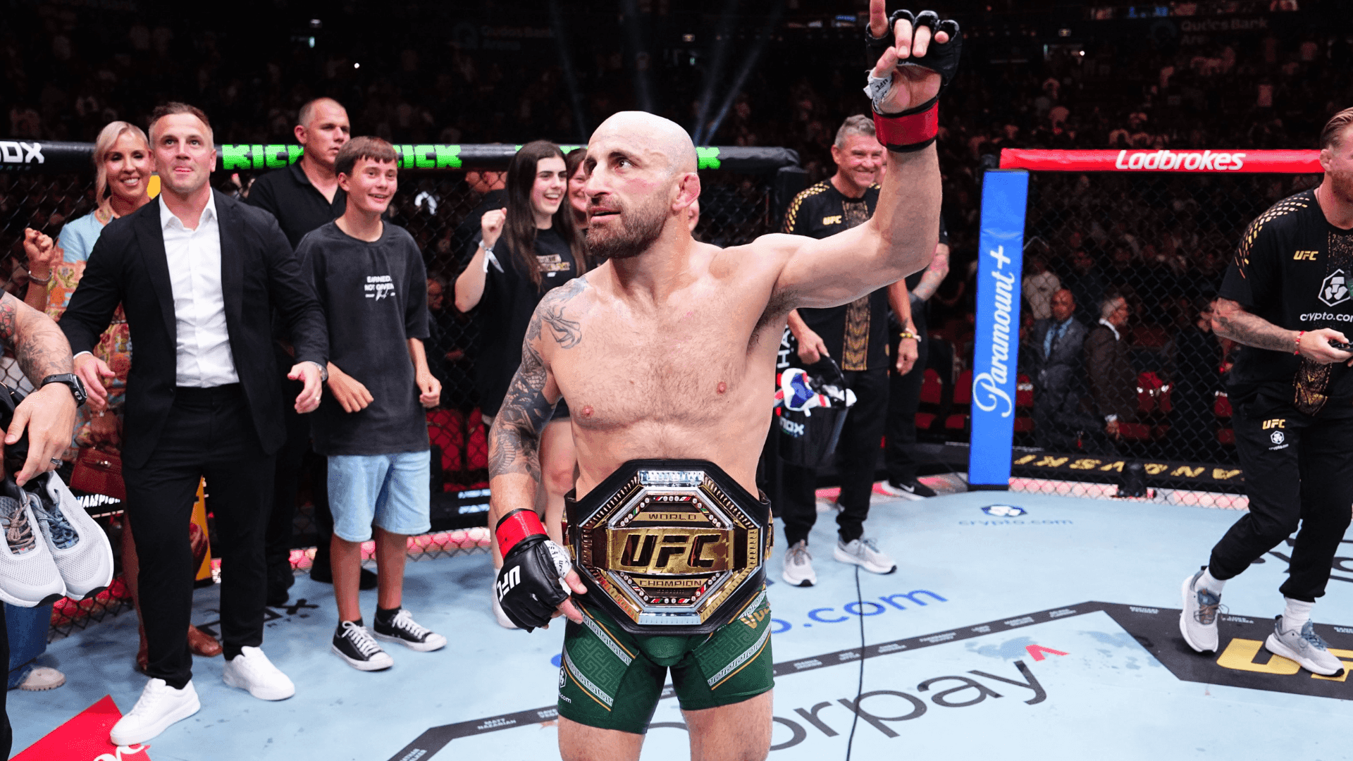 Alexander Volkanovski mantém cinturão do peso-pena na luta principal do UFC 325