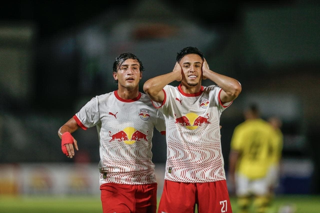 Davi Gomes comemorando o gol de empate com o José Herrera
