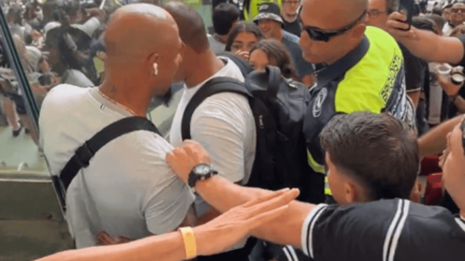 Felipe Melo é agredido por torcedor do Corinthians