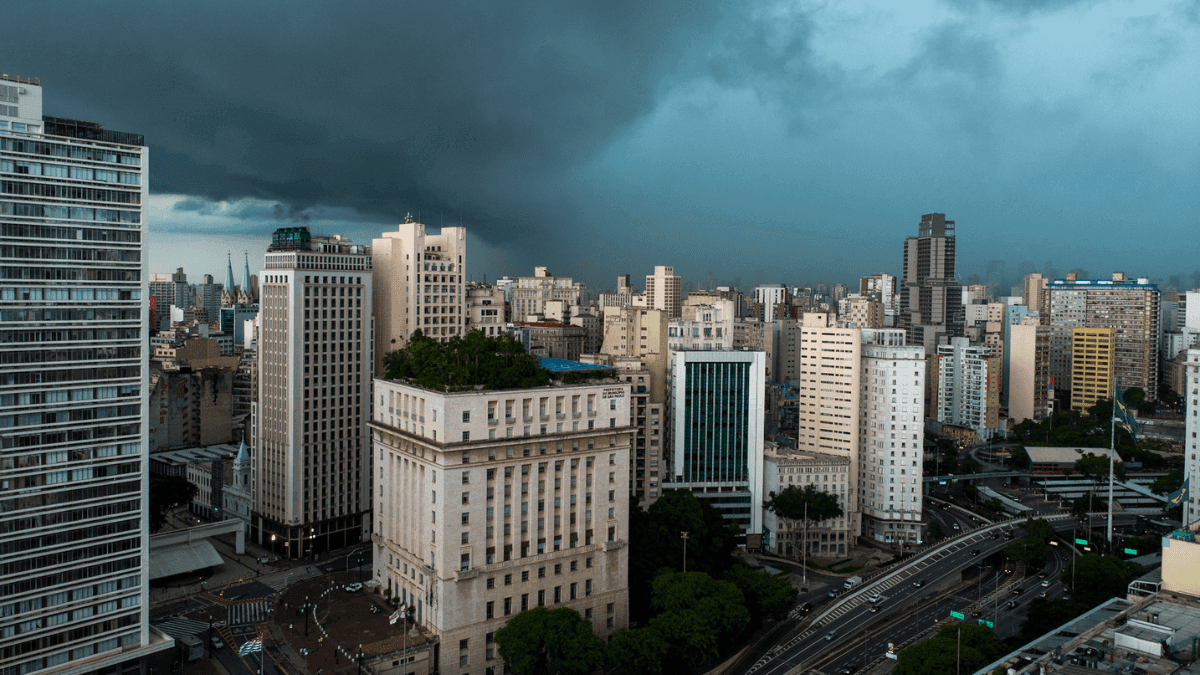 Nuvens carregadas encobrem o céu na região central de São Paulo, anunciando chuva na tarde deste domingo (1)