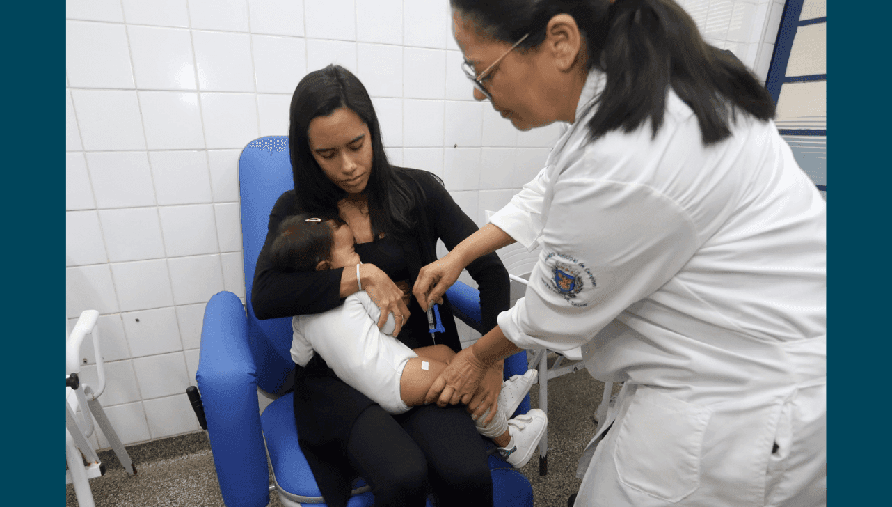 A vacina SCR é voltada para crianças de 12 a 15 meses em duas doses