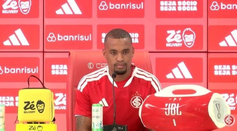 Alerrandro é apresentado como atleta do Internacional