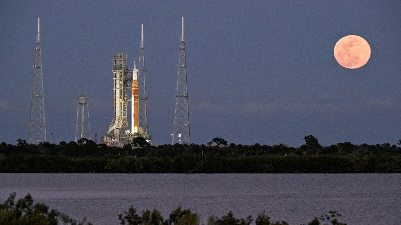 Foguete do Programa Artemis que levara astronautas à órbita lunar