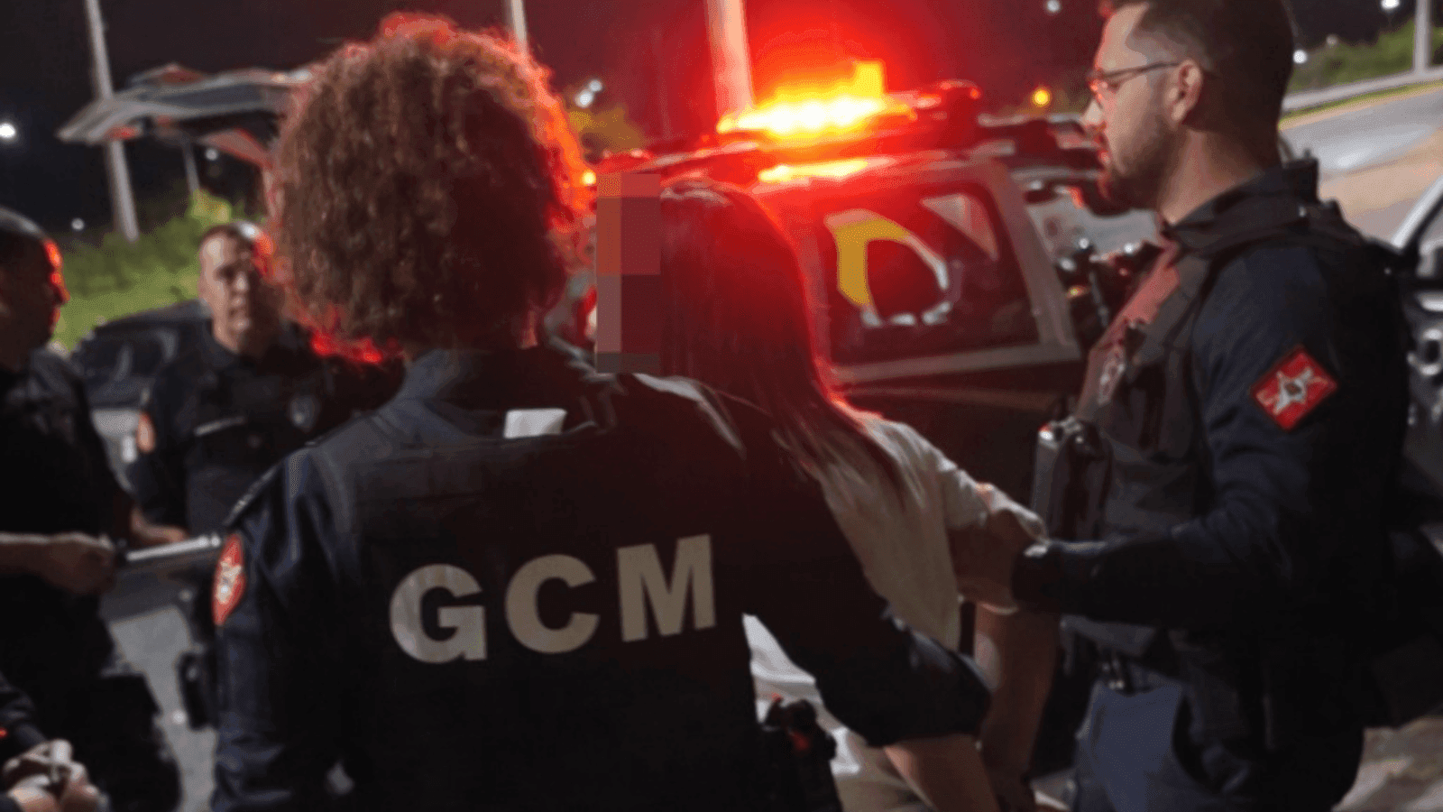 A suspeita quase bateu com o carro na viatura da GCM
