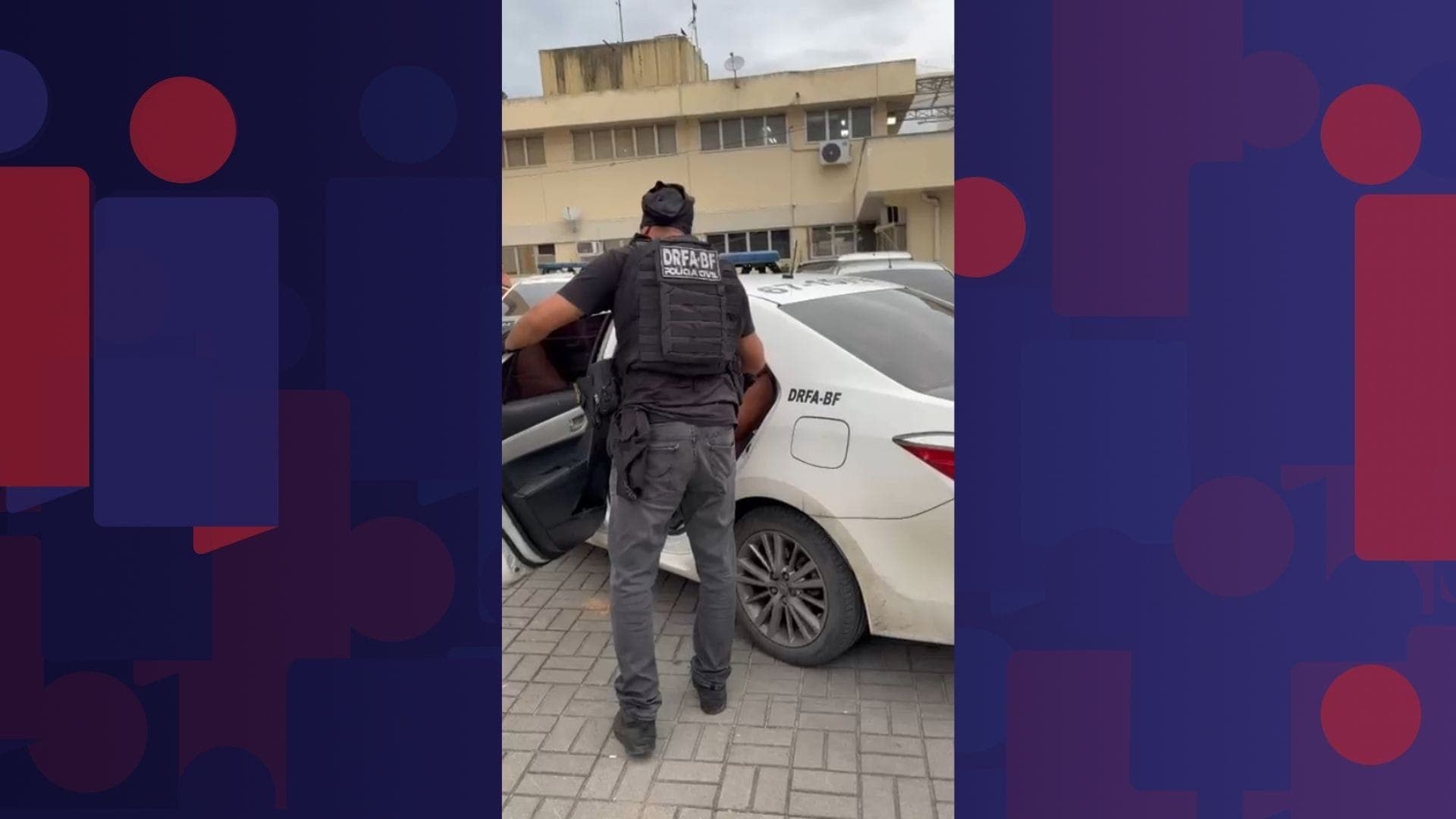 Durante a ação, os policiais também apreenderam armas e drogas