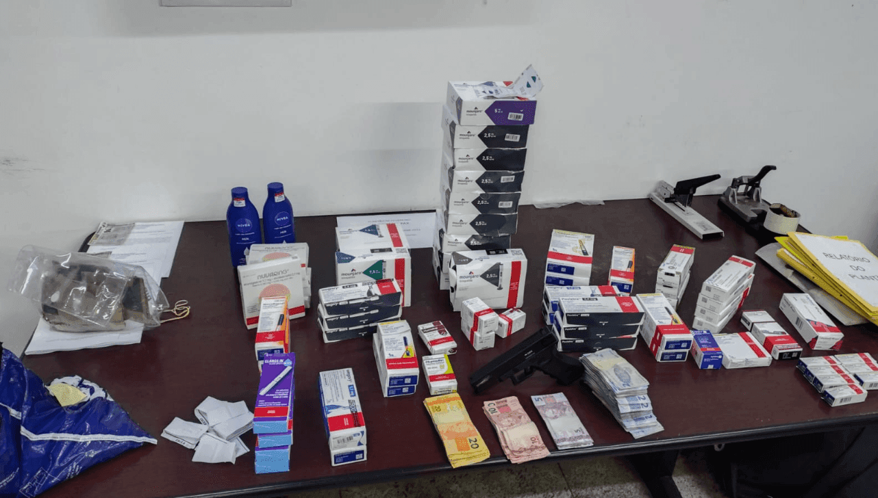 Foram localizadas duas mochilas com medicamentos de alto custo roubados