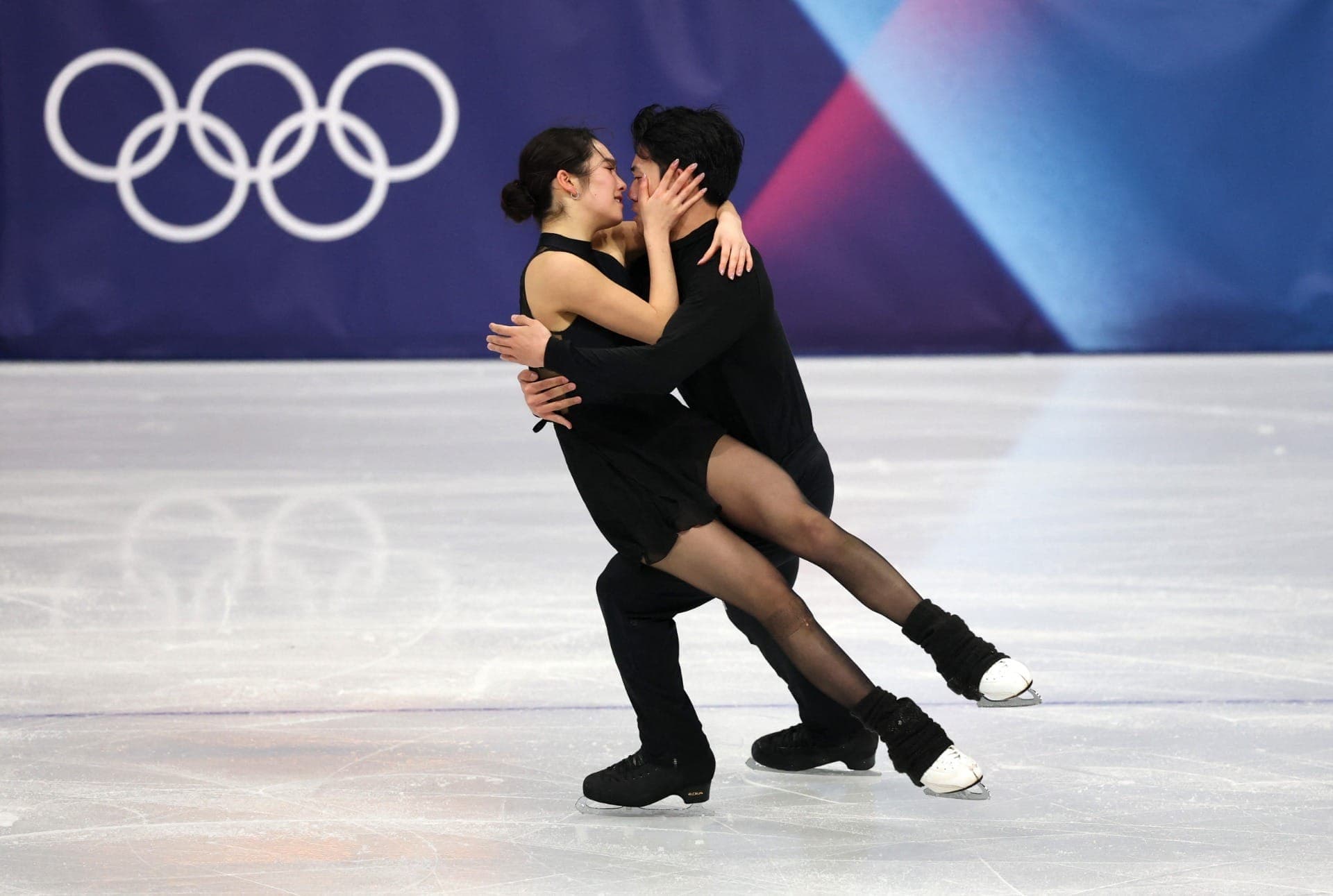 Hannah Lim e Ye Quan, da Coreia do Sul, durante o treino de patinação em Milão, na Itália
