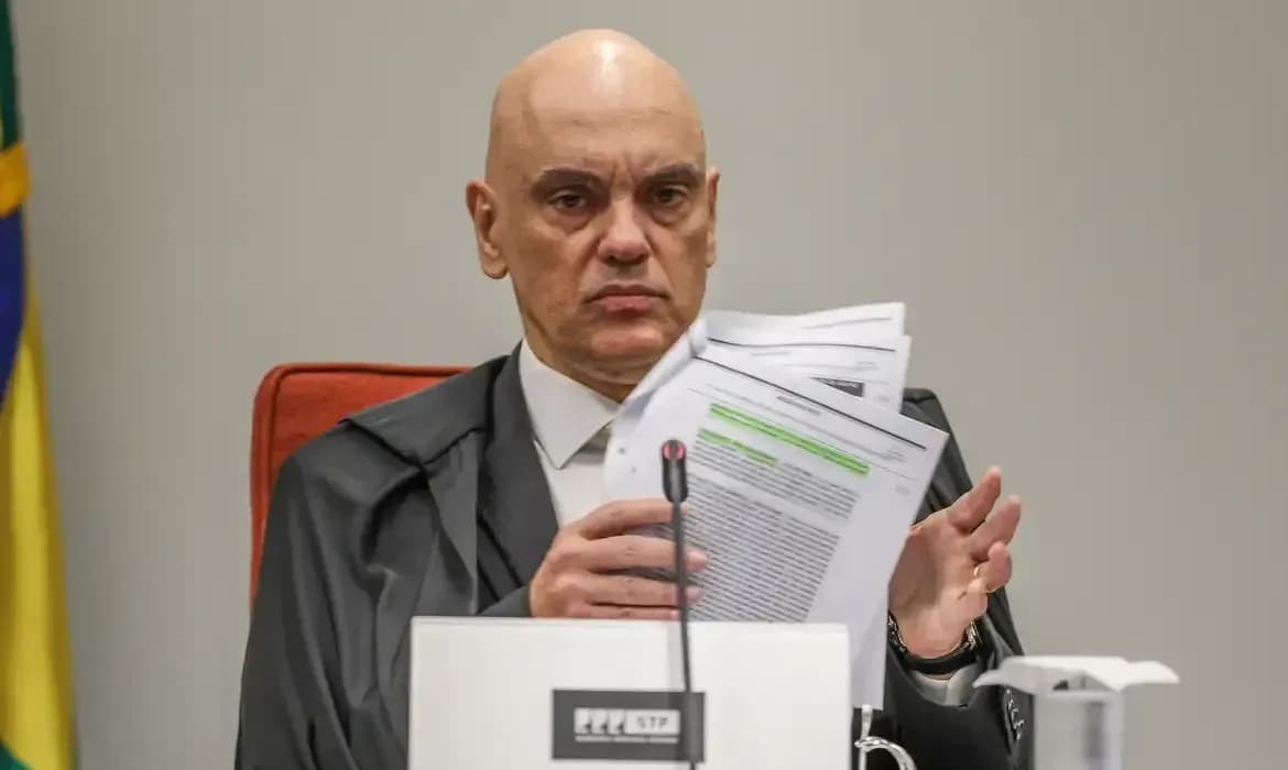 Moraes troca pena de militares golpistas por multa e curso
