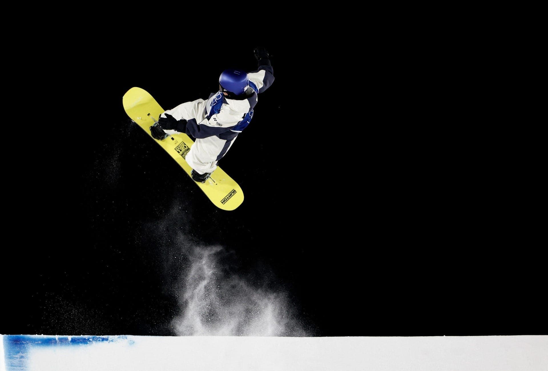 Um atleta durante treino Snowboard em Livigno, Itália