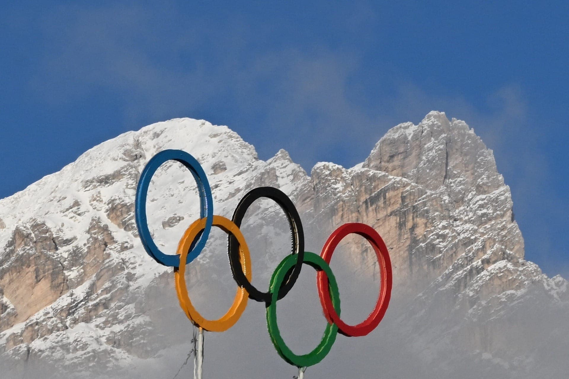 Vista geral dos anéis olímpicos no topo do Estádio Olímpico de Curling de Cortina, na Itália