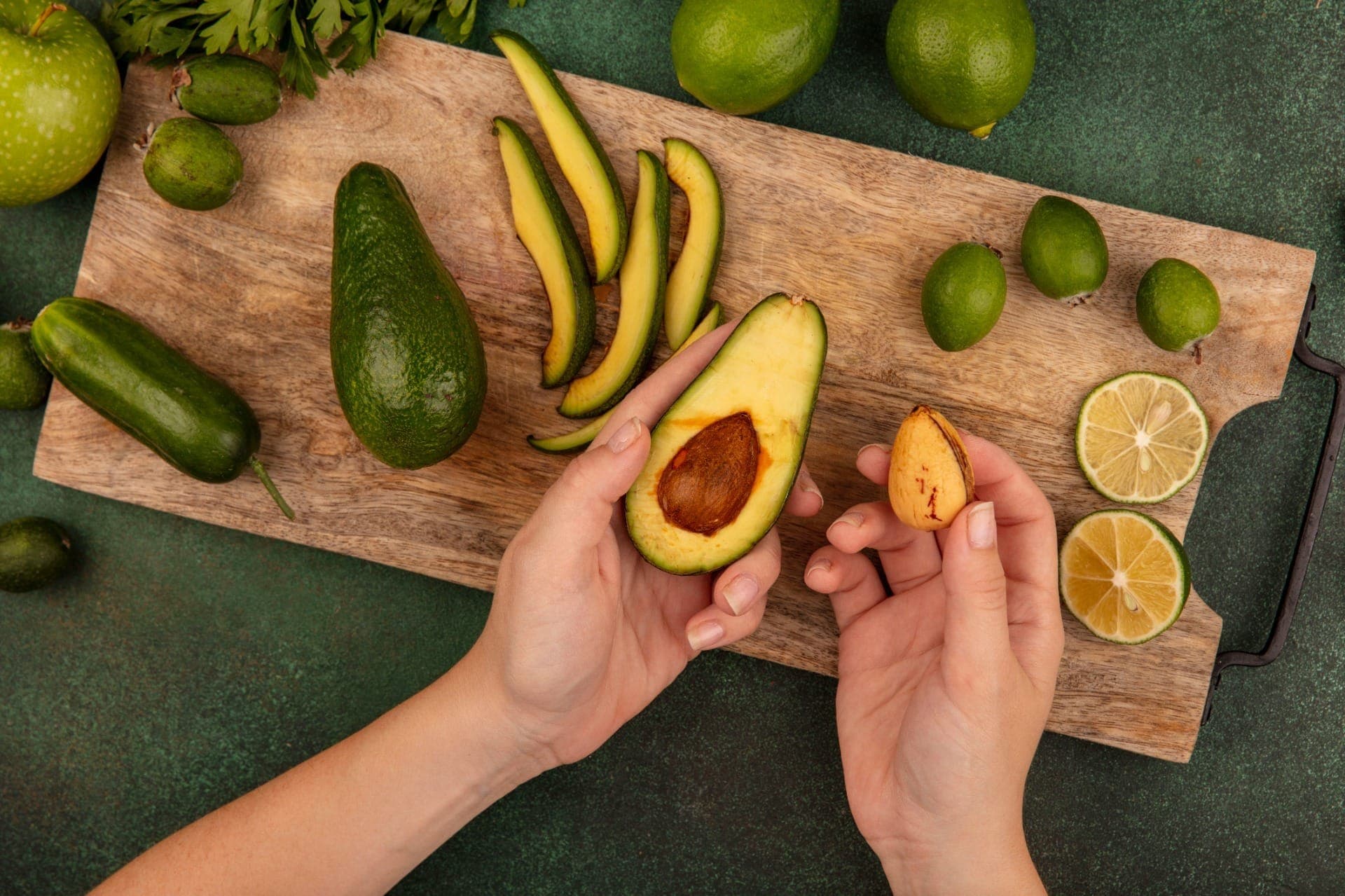 Abacate traz inúmeros benefícios para a saúde e aparência