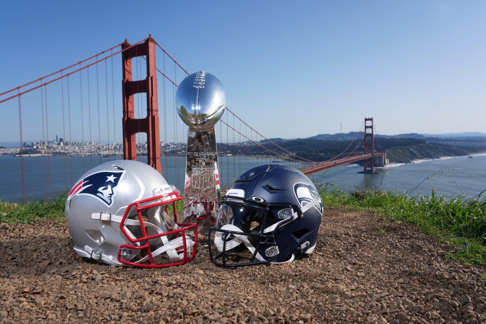 Capacetes do New England Patriots e do Seattle Seahawks com o troféu do Super Bowl