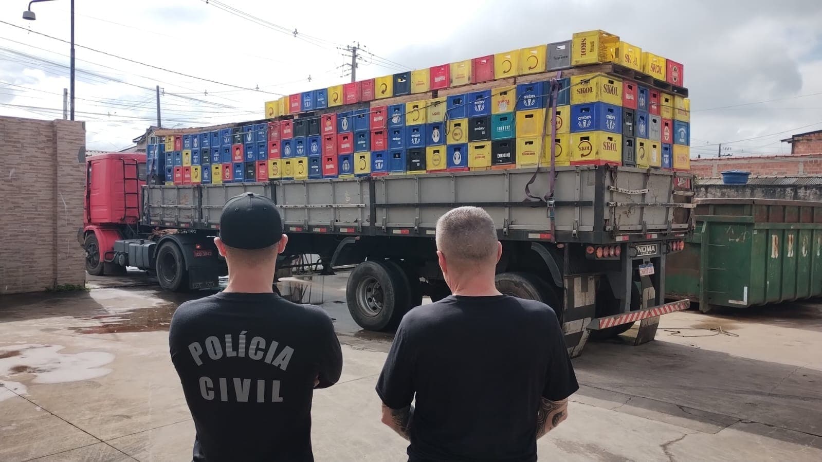 Polícia Civil realiza descarte de cervejas falsificadas apreendidas em operação policial