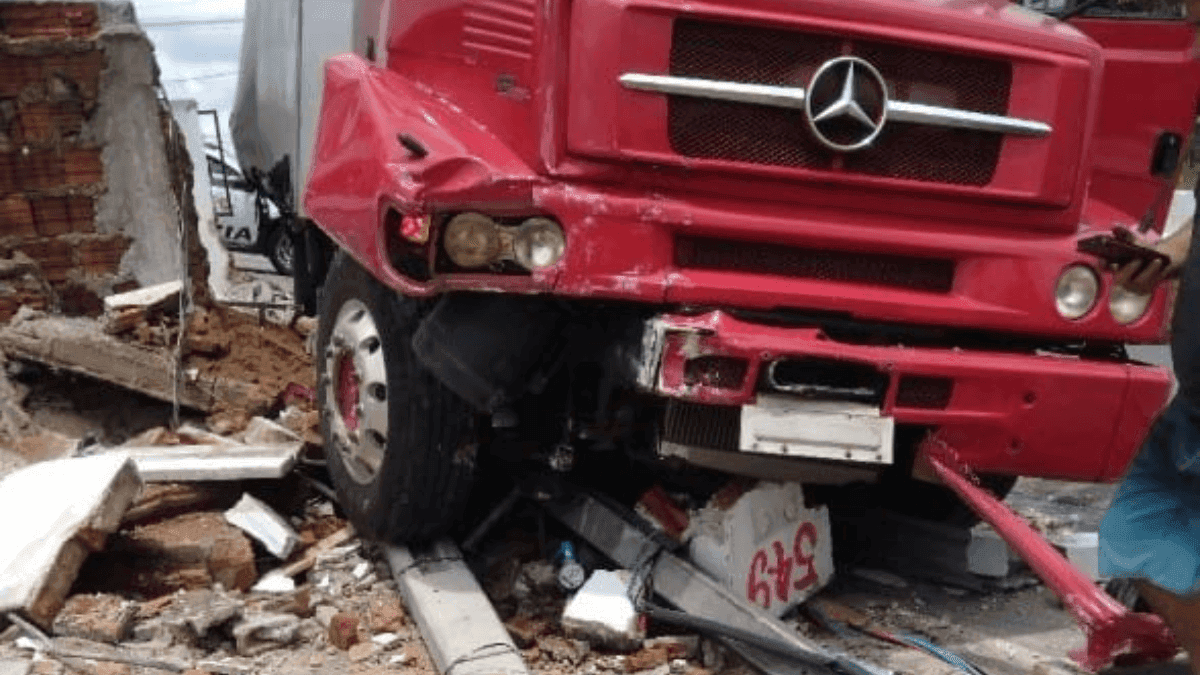 Caminhão colide com muro após freio de mão não ter sido acionado em Taubaté
