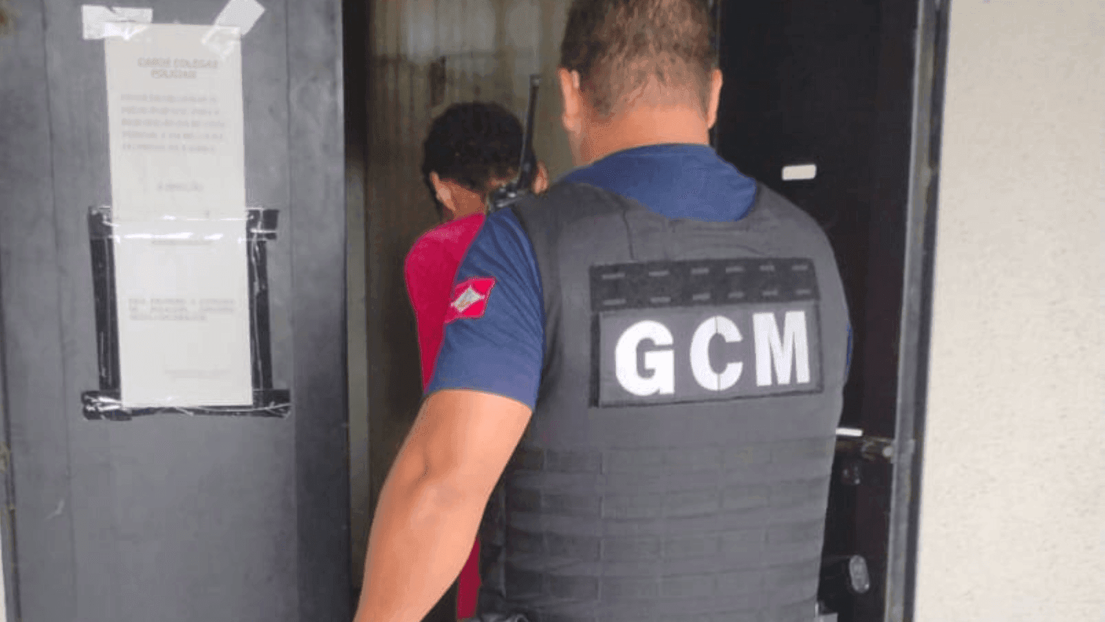 O suspeito foi perseguido e contido pelo morador