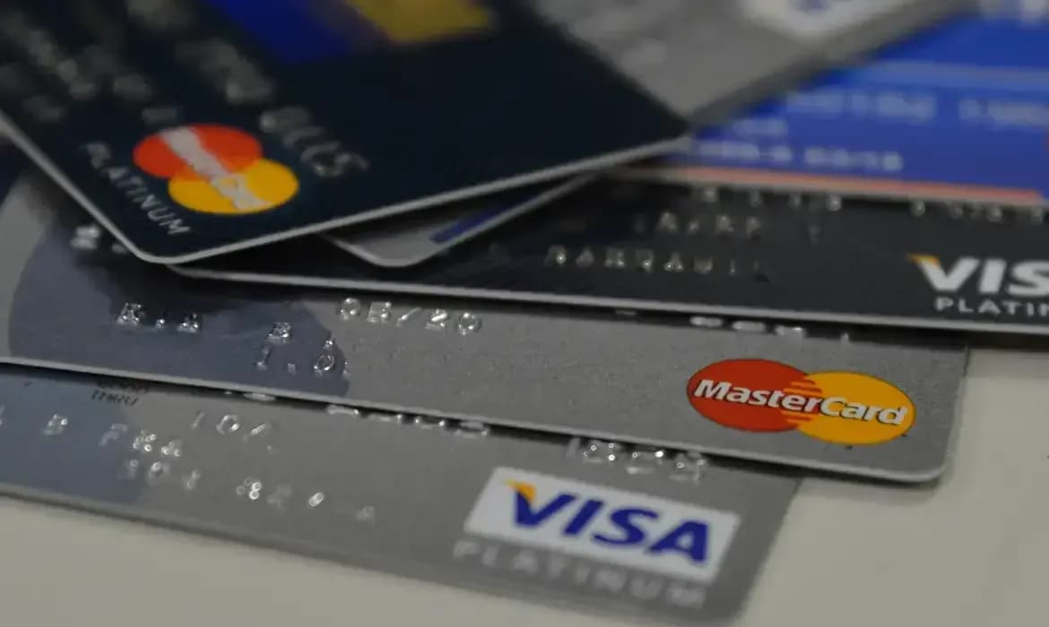 Cartão de crédito segue como principal fonte de endividamento das famílias