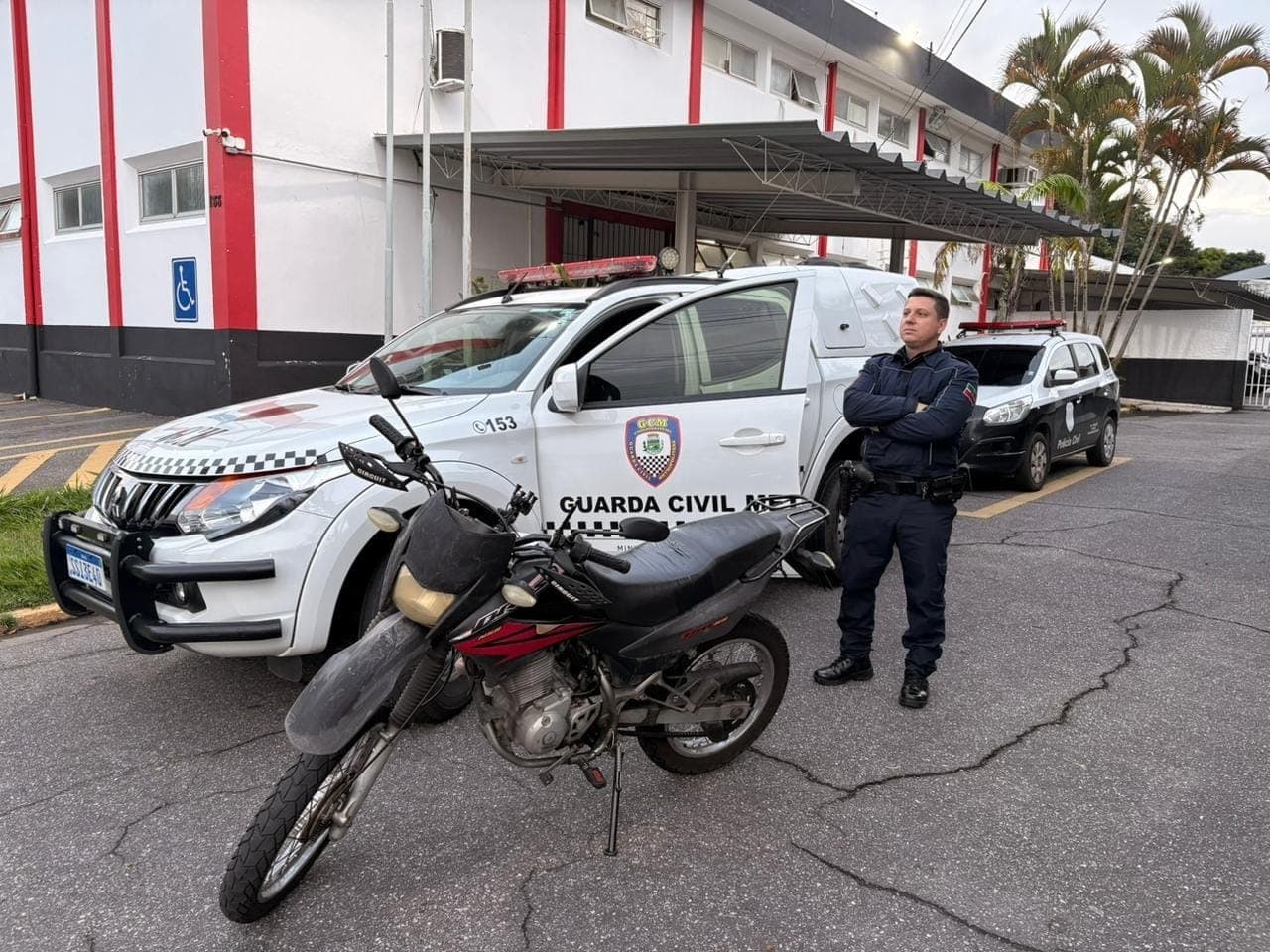 Criminoso arromba portão e furta moto em Pindamonhangaba