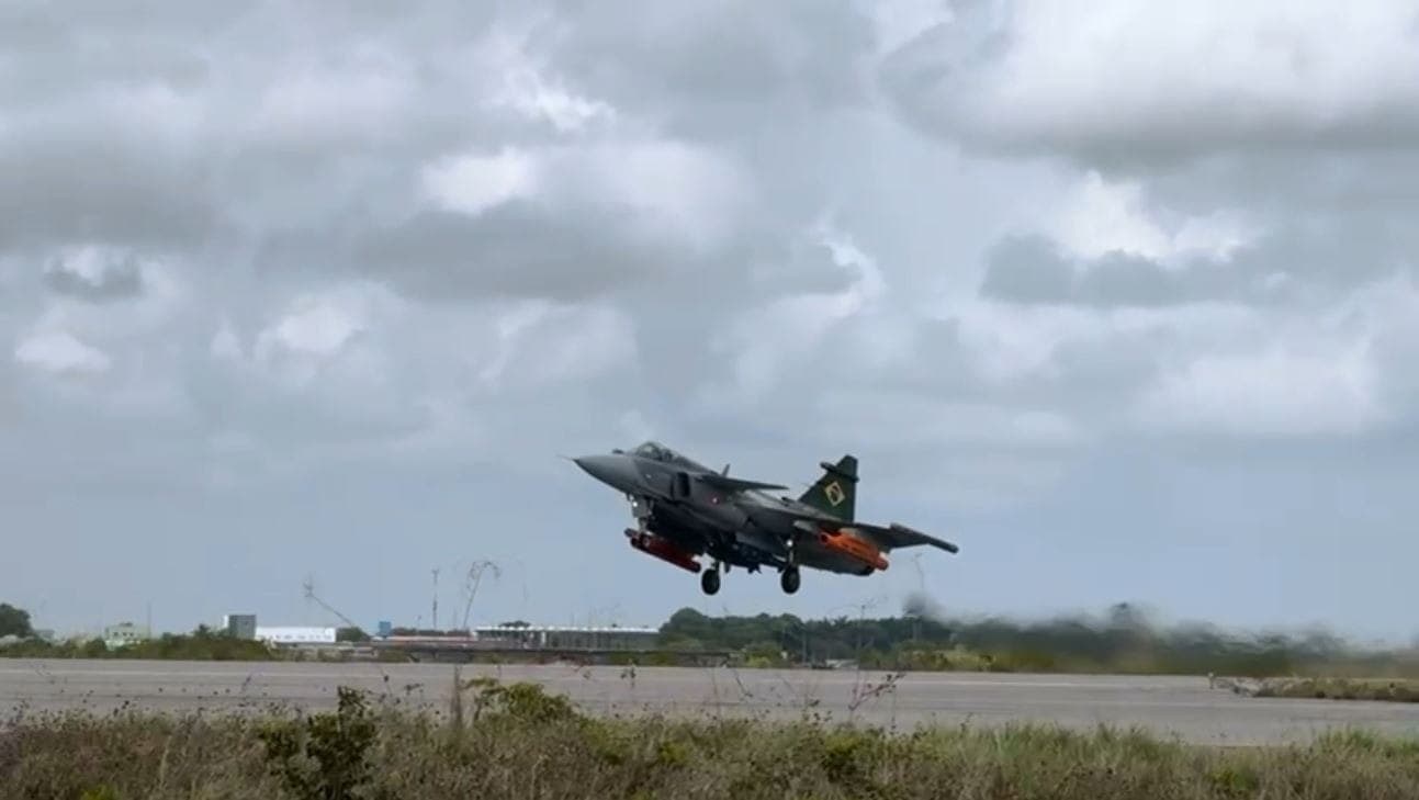 FAB TESTA LANÇAMENTO DE BOMBAS COM O CAÇA F-39E GRIPEN NO RN