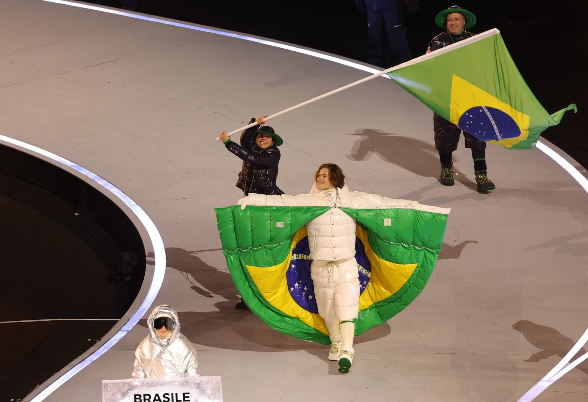 Lucas Pinheiro e Nicole Silveira foram os porta-bandeiras do Brasil