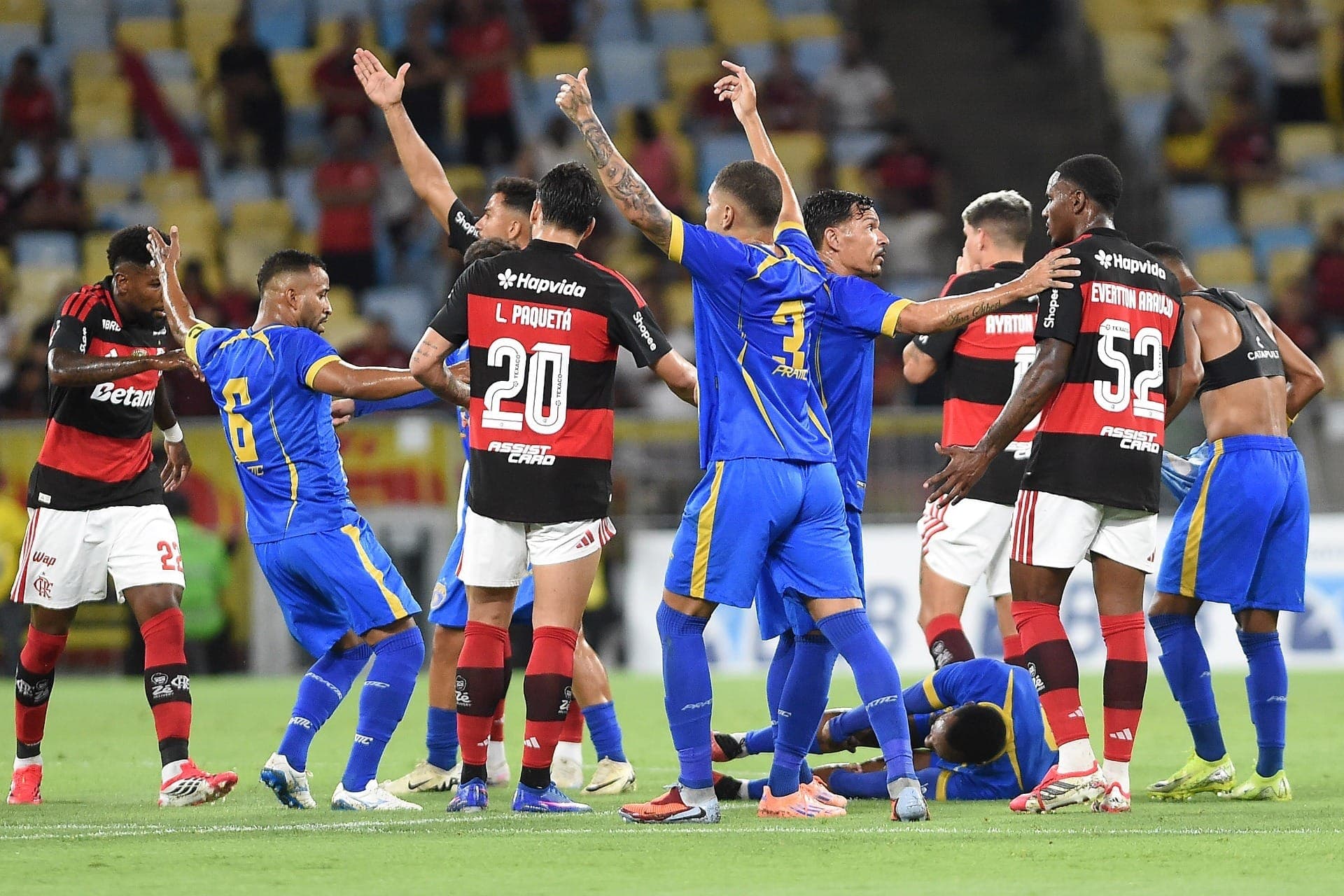 Alexandre, do Sampaio Corrêa, cai e convulsiona em lance contra o Flamengo