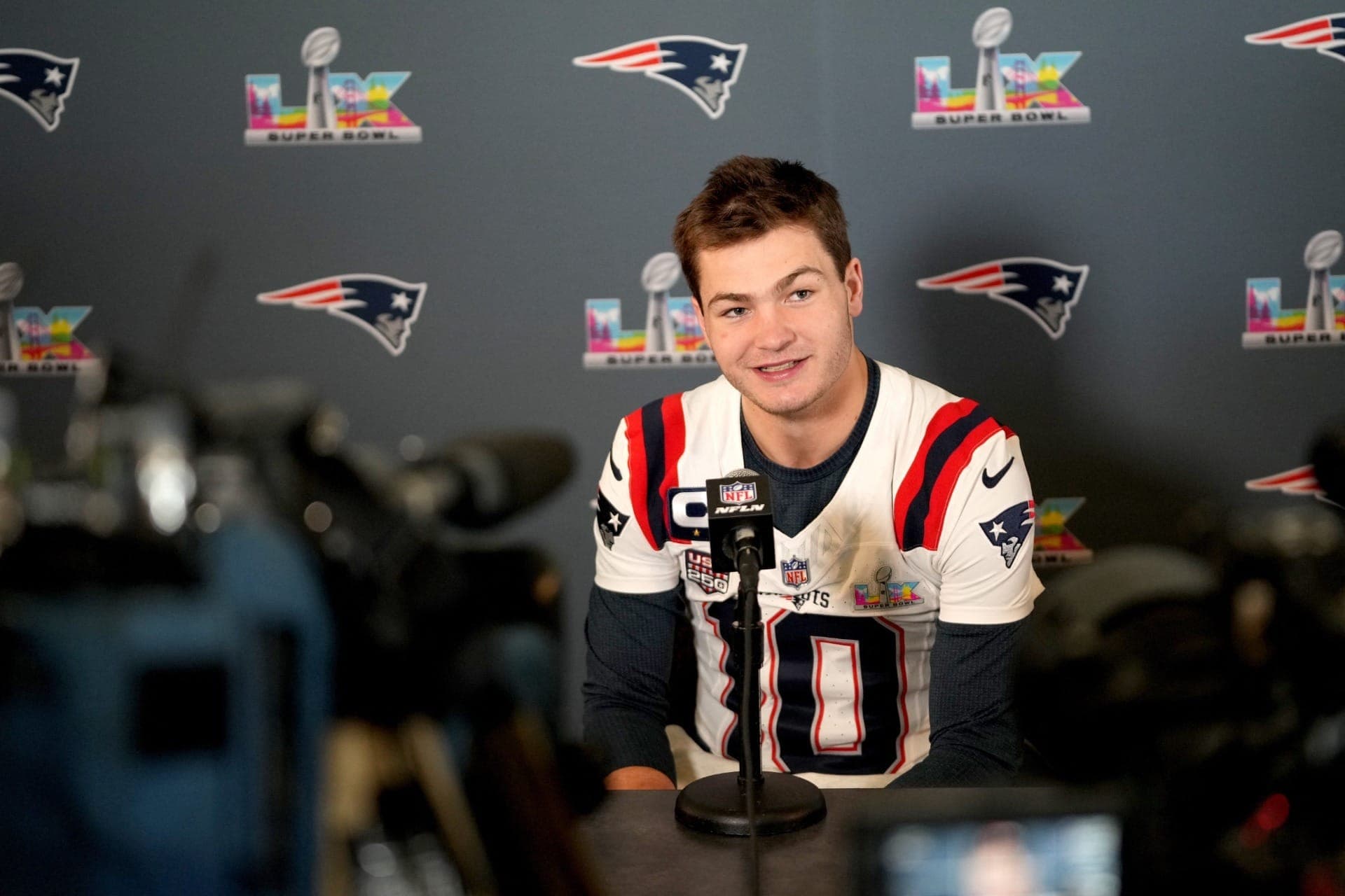 Drake Maye, quarterback do New England Patriots; equipe jogará o Super Bowl de branco